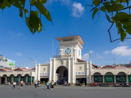 Téléchargez les photos : Ho Chi Minh, Vietnam - 20 Août, 2023 : Belle matinée au marché Ben Thanh, Ho Chi Minh-Ville est une destination touristique populaire de l'Asie. - en image libre de droit