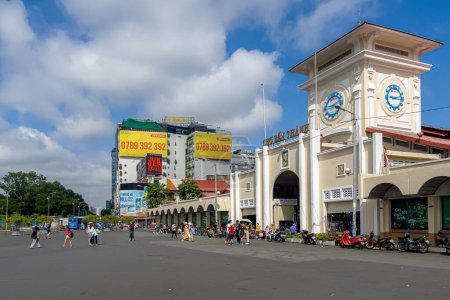 Téléchargez les photos : Ho Chi Minh, Vietnam - 20 Août, 2023 : Belle matinée au marché Ben Thanh, Ho Chi Minh-Ville est une destination touristique populaire de l'Asie. - en image libre de droit