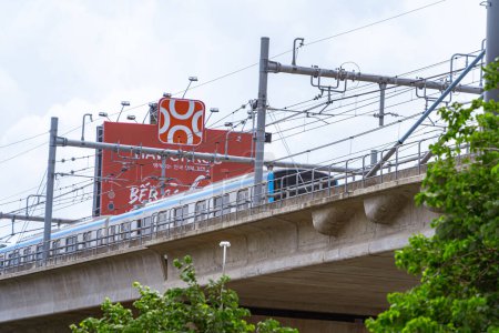 Téléchargez les photos : Ho Chi Minh-Ville, Vietnam - 29 août 2023 : Essai de la circulation des trains de métro à Ho Chi Minh-Ville de la gare Ben Thanh à la gare Suoi Tien. Construit par Hitachi - le plus grand fabricant de trains du Japon - en image libre de droit
