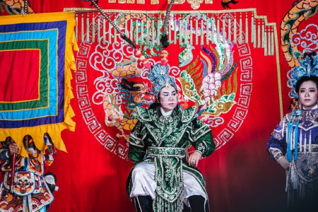 Téléchargez les photos : Ho Chi Minh Ville, Vietnam - 19 août 2023 : Artistes interprétant l'opéra classique vietnamien connu sous le nom de Chapeau Boi dans le district de Binh Thanh, Ho Chi Minh Ville, Vietnam - en image libre de droit
