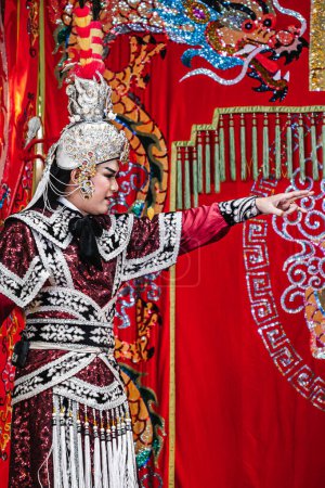 Téléchargez les photos : Ho Chi Minh Ville, Vietnam - 19 août 2023 : Artistes interprétant l'opéra classique vietnamien connu sous le nom de Chapeau Boi dans le district de Binh Thanh, Ho Chi Minh Ville, Vietnam - en image libre de droit