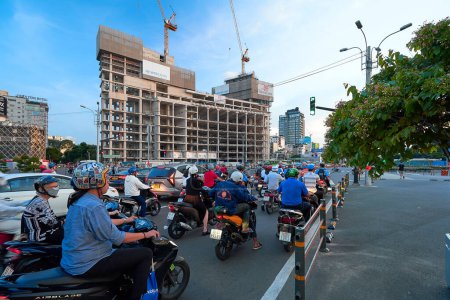 Téléchargez les photos : Ho Chi Minh, Vietnam - 9 Oct, 2023 : Beau coucher de soleil dans le marché Ben Thanh, Ho Chi Minh-Ville est une destination touristique populaire de l'Asie. - en image libre de droit