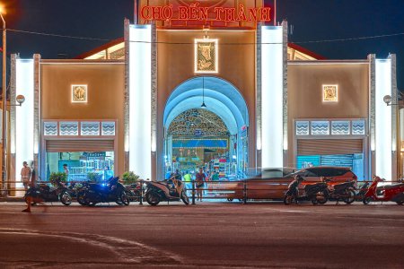 Téléchargez les photos : Ho Chi Minh, Vietnam - 9 Oct, 2023 : Belle nuit au marché Ben Thanh, Ho Chi Minh-Ville est une destination touristique populaire d'Asie. - en image libre de droit