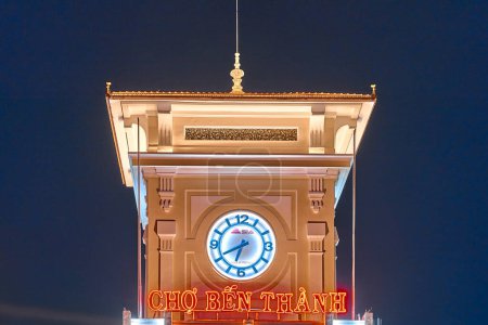 Téléchargez les photos : Ho Chi Minh, Vietnam - 9 Oct, 2023 : Belle nuit au marché Ben Thanh, Ho Chi Minh-Ville est une destination touristique populaire d'Asie. - en image libre de droit