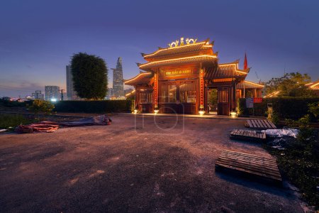Téléchargez les photos : Ho Chi Minh-Ville, Vietnam - 12 déc. 2023 : vue sur la pagode An Khanh et les toits de Ho Chi Minh-Ville. Vue imprenable sur les gratte-ciel et autres bâtiments modernes du centre-ville. Concept de voyage - en image libre de droit