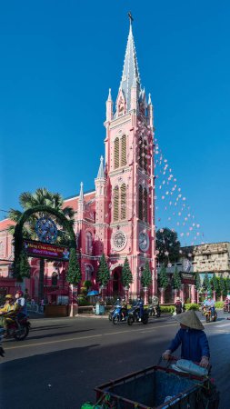 Téléchargez les photos : Ho Chi Minh Ville, Viet Nam 26 Dec, 2023 : Église paroissiale de Tan Dinh ou église du Sacré-Cœur de Jésus est une église située à Ho Chi Minh Ville au Vietnam - en image libre de droit