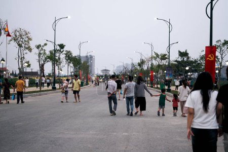 Téléchargez les photos : Ho Chi Minh Ville, Vietnam - 27 décembre 2023 : Les gens marchent dans la soirée fraîche dans un parc public avec de nombreuses activités dans la ville de Thu Duc. Parc à Ho Chi Minh Ville, Vietnam. - en image libre de droit