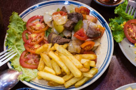 Rindfleisch mit Paprika und Bok Choy und Bratkartoffeln verrühren. Würziges Rindfleisch mit Gemüse. Asiatisches Essen. Ansicht von oben. Farbenfrohe Nahaufnahme