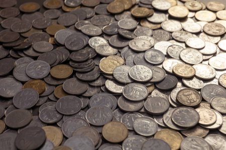 Téléchargez les photos : Cette image montre un tas de pièces de monnaie roupies indiennes étalées sur une table - en image libre de droit