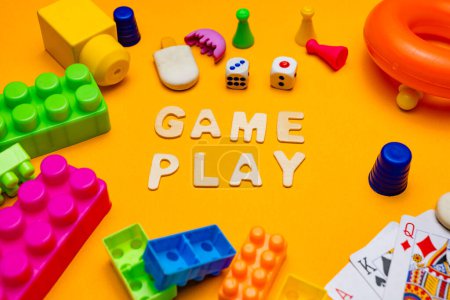 Téléchargez les photos : Une photo en gros plan d'un plateau de jeu Scrabble avec le mot "GAME PLAY"" - en image libre de droit