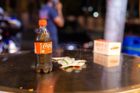 Téléchargez les photos : Coca-Cola, orné de minuscules perles de condensation. Les teintes fraîches de la nuit - en image libre de droit