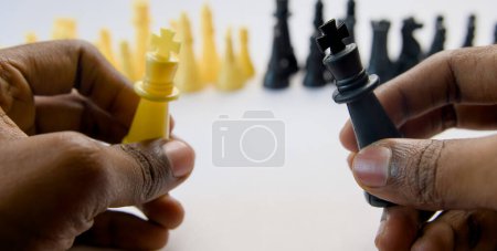 Nahaufnahme eines Schachbretts mit einem einsamen schwarzen König, der die Intensität und Strategie des Spiels einfängt