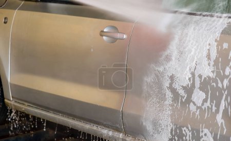 Beobachten Sie, wie ein mächtiger Wasserstrahl Schmutz und Schmutz wegschmilzt und ein Auto wie neu glänzt