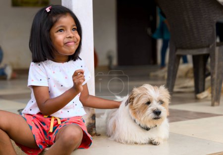 Ein Nahaufnahme-Foto von einem glücklichen asiatischen Mädchen, das Spaß mit ihrem entzückenden Haustier Hund zu Hause hat