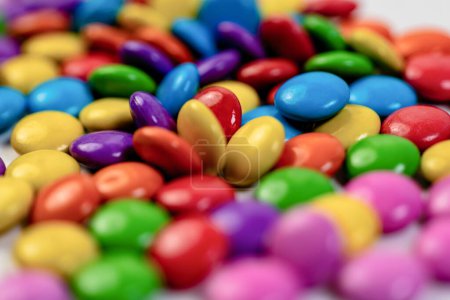 Ein Makrofoto, das eine Vielzahl farbenfroher Schokoladenbonbons in Nahaufnahme zeigt