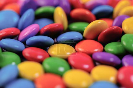 Foto de Una fotografía macro que muestra una variedad de caramelos de chocolate de colores en una vista de cerca - Imagen libre de derechos