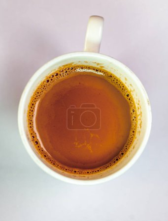 Ein fesselndes Nahaufnahme-Foto, das eine dampfend heiße Tasse Kaffee in einem klassischen weißen Becher zeigt