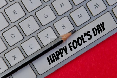 Una foto humorística de primer plano de un teclado de computadora blanca crujiente con el mensaje "Feliz Día de los Inocentes" hábilmente escrito en la tecla de la barra espaciadora