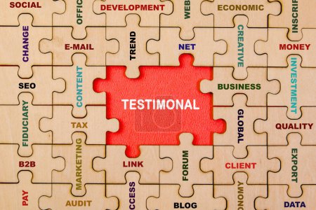 Ein Puzzle aus dem Wort "Testimonial" symbolisiert die Wichtigkeit, positive Kundenbewertungen zu sammeln