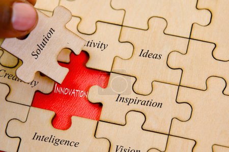 Puzzleteile, die zusammenkommen, symbolisieren die gemeinsame Anstrengung, die erforderlich ist, damit Innovation zu Unternehmenslösungen führt