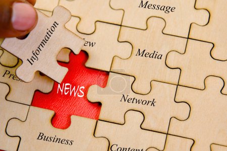 Ineinandergreifende Puzzleteile, die das Wort "NEWS" bilden, symbolisieren die Komplexität und Vernetzung aktueller Ereignisse
