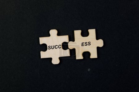 Bild von Puzzleteilen, die zum Wort "ERFOLG" zusammenkommen und das Konzept symbolisieren