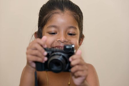 In diesem Bild geht es darum, die Neugier eines Kindes durch einen Blickwinkel zu erfassen und eine Kamera zu schießen.