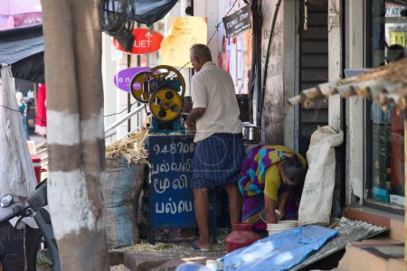Téléchargez les photos : Des Indiens non identifiés vendent du jus de canne à sucre dans la rue Cette image provient de Erode City, État du Tamil Nadu Pays Inde, le 25 avril 2024 - en image libre de droit