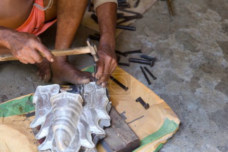 Ein indischer Kunsthandwerker formt eine Gottheitsstatue