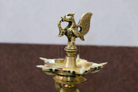 Un charmant bougeoir antique sculpté en laiton vieilli sous la forme élégante d'un oiseau