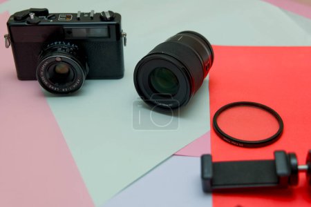 Esta imagen es sobre la cámara y el flash en un fondo de color el concepto del fotógrafo
