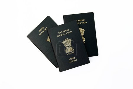 Indischer Pass mit kastanienbraunem Einband auf weißem Hintergrund, perfekt für Reise- und Tourismuskonzepte.