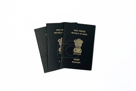 Esta imagen es sobre Dos pasaportes indios sobre un fondo blanco Aislado con ruta de recorte