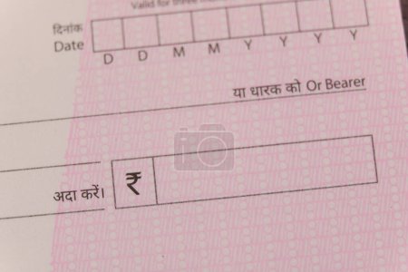 Una macro foto de un cheque, destacando detalles específicos de la India