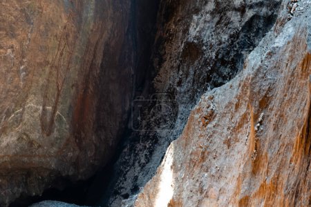 Explora las profundidades místicas de esta cueva bañada por el sol, donde antiguos secretos te esperan en medio del abrazo rocoso.