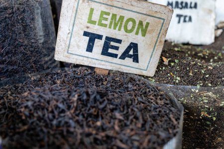 Experimente el arte de hacer té con hojas de té de limón secadas al sol. Un signo rústico llama, prometedores sorbos sabrosos.