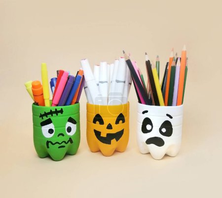 Foto de El arte del reciclaje hecho a mano de botella de plástico. Ideas de arte de Halloween de contenedor para lápices - Imagen libre de derechos