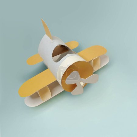 Foto de La idea de reciclar un rollo de tubos de papel higiénico en un avión de juguete. Idea artesanal para niños creatividad hecha a mano - Imagen libre de derechos