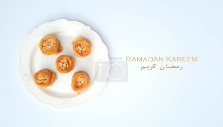 Foto de Baklavas redondas fotografiadas desde arriba, con el título Ramadan kareem - Imagen libre de derechos
