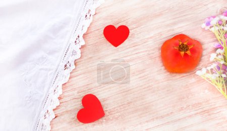 Téléchargez les photos : Grenade rouge, jonc et fleurs avec amour sur un fond blanc en bois. Un symbole de la fête de Rosh Hashanah. Convient pour la carte de vœux shana tova. avec espace libre pour le texte - en image libre de droit