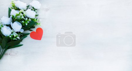 Téléchargez les photos : Un bouquet de fleurs blanches et d'amour rouge sur fond blanc. Rosh Hashanah. Convient pour la carte de vœux shana tova. amour, demandes en mariage et Saint Valentin. avec espace libre pour le texte - en image libre de droit