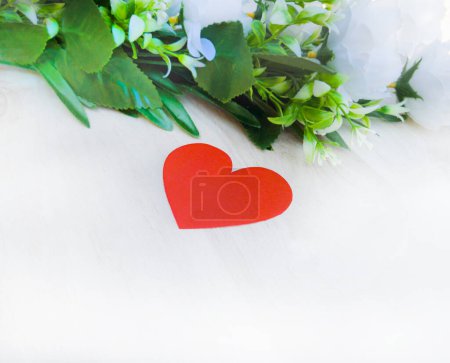 Téléchargez les photos : Un bouquet de fleurs blanches et d'amour sur fond blanc. symbole de Rosh Hashanah. Convient pour la carte de vœux shana tova. amour, demandes en mariage et Saint Valentin. avec espace libre pour le texte - en image libre de droit