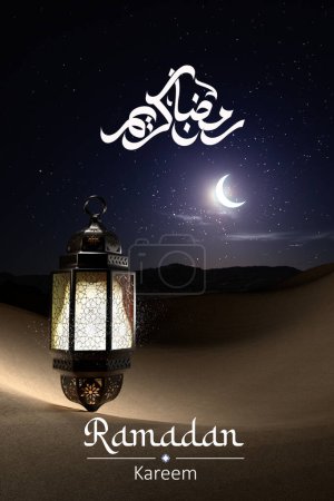 Foto de Ramadán kareem, caligrafía islámica, linterna y luna - Imagen libre de derechos