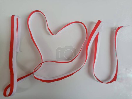 Foto de Cinta blanca roja diciendo que te amo, como símbolo de la bandera indonesia. Aislado sobre fondo blanco - Imagen libre de derechos