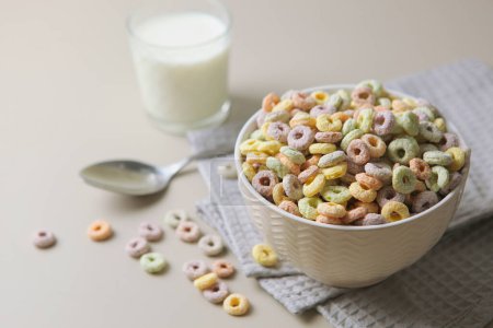 Foto de Anillos de maíz multicolores para el desayuno - Imagen libre de derechos