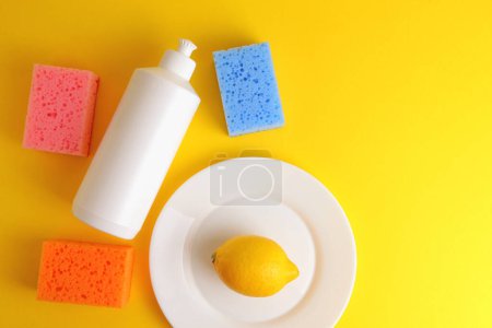 Foto de Detergente para lavar platos, limpieza, tareas domésticas - Imagen libre de derechos