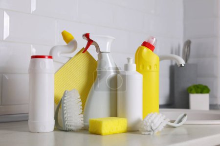 Foto de Un conjunto de diferentes productos de limpieza y desinfección en el fondo del interior del hogar. Foto de alta calidad - Imagen libre de derechos