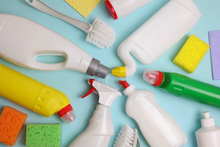 Ein Satz verschiedener Reinigungs- und Desinfektionsmittel auf farbigem Hintergrund. Hochwertiges Foto