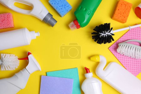 Téléchargez les photos : Ensemble de différents produits nettoyants et désinfectants sur fond coloré. Photo de haute qualité - en image libre de droit