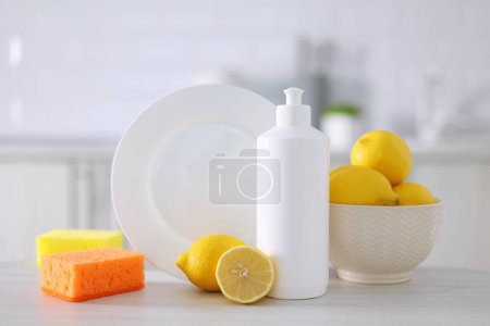 Foto de Detergente para lavar platos, limpieza, tareas domésticas - Imagen libre de derechos